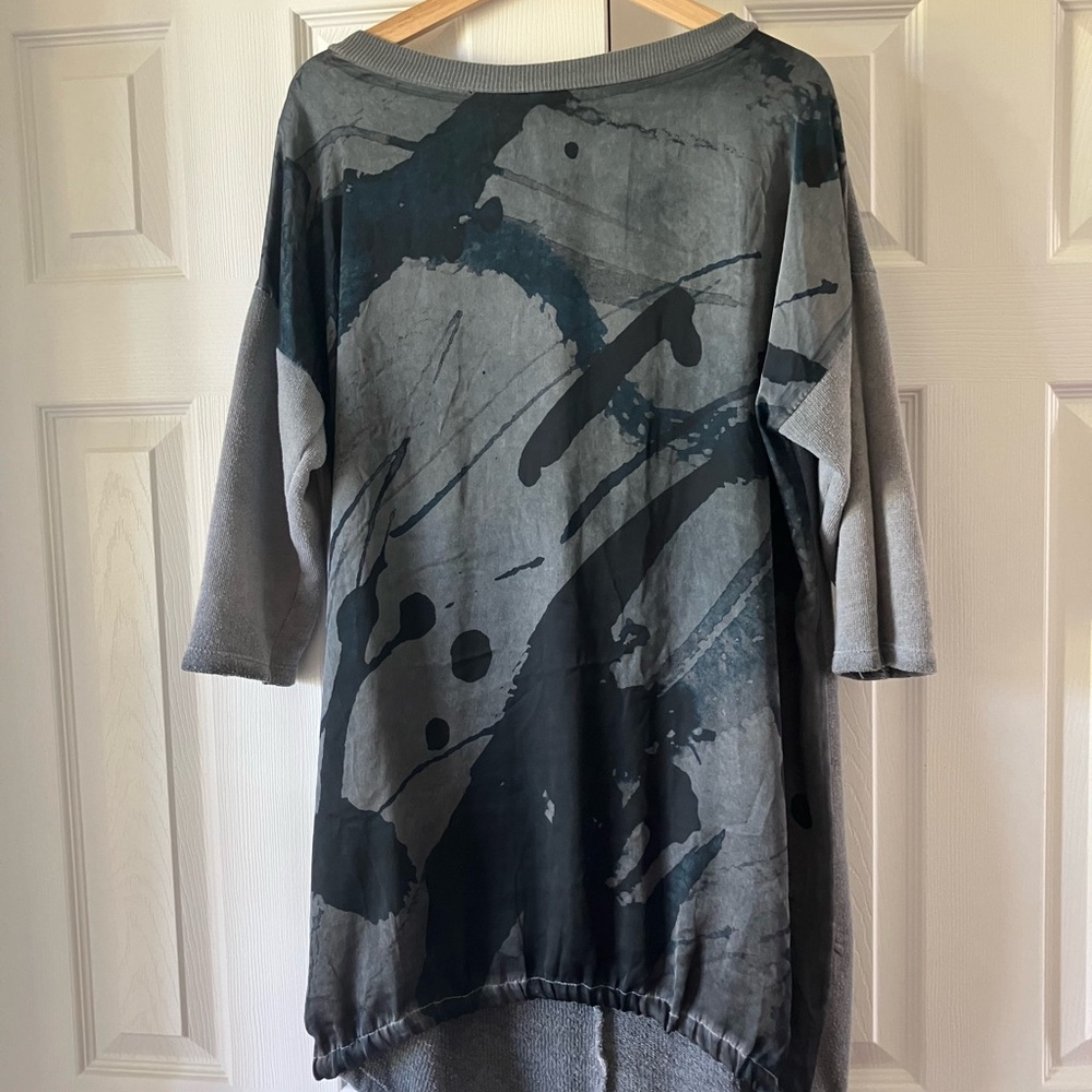 Abstract Gray and Black Tunic Top